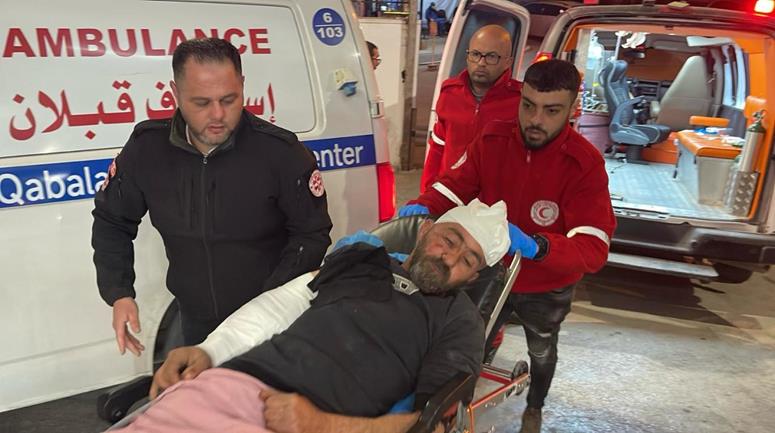 نقل الجريح معتصم عودة والد الشهيد أمير عودة من بلدة قصرة إلى مستشفى رفيديا بعد تعرضه للضرب والطعن من قبل عصابات المستعمرين الذين هاجموا بلدة قصره مساء اليوم